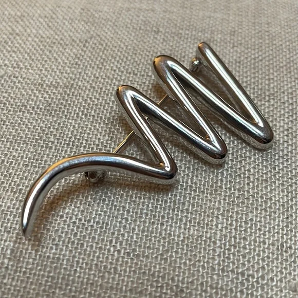 EMMA PAGE Lightning Brooch Rhodium - Picture 2 of 2